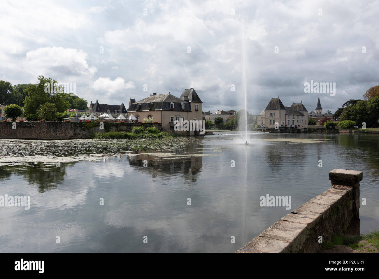 La grande fontana presso La Flèche nella Sarthe dipartimento della Francia occidentale. Foto Stock