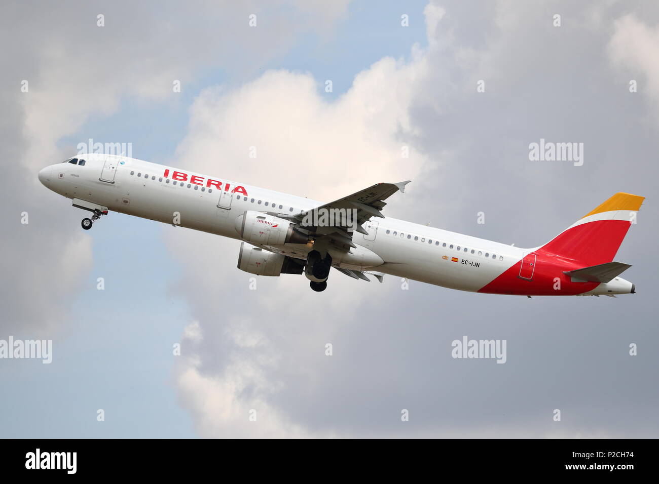 Iberia Airbus A321 CE-IJN decollo dall'Aeroporto Heathrow di Londra, Regno Unito Foto Stock