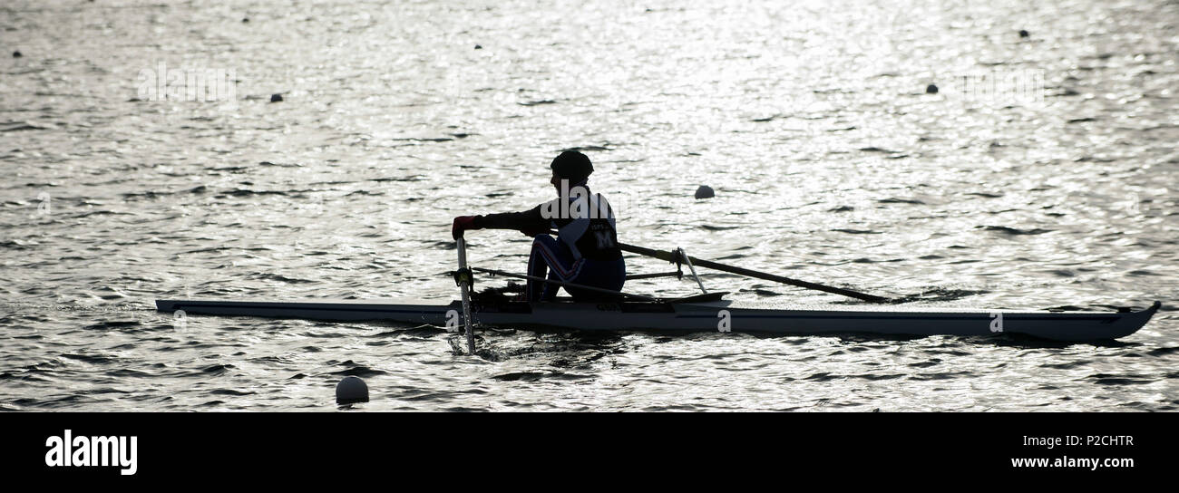 Caversham Reading, Berkshire, atleti, preparare, barca, di competere, GBRowing, Team-Trials, Redgrave-Pinsent, Rowing-Lake, GB, canottaggio, Training-Base, Inghilterra, 18.04.2015, © Peter SPURRIER, Silhouette, Foto Stock