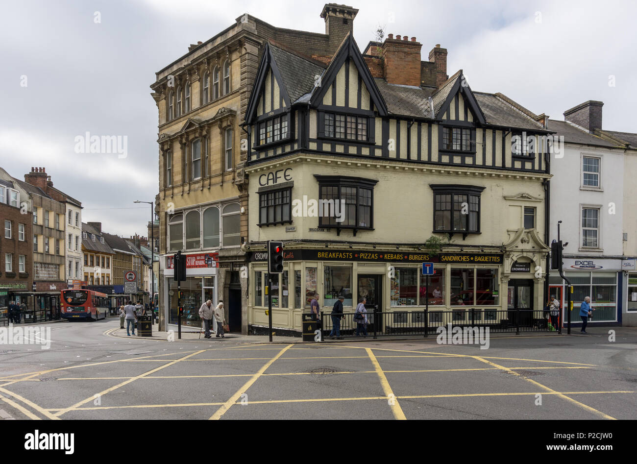Un vecchio a struttura mista in legno e muratura in costruzione il panneggio, Northampton, Regno Unito; ospita ora Cromwell's Café. Foto Stock