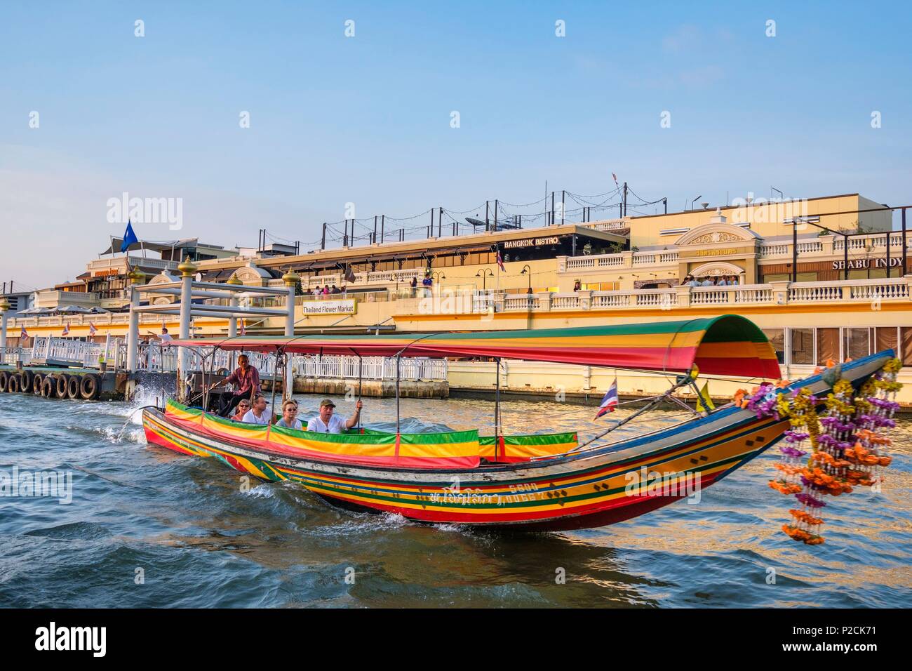 Thailandia, Bangkok Phra Nakhon distretto, barca dalla coda lunga sul Fiume Chao Phraya in parte anteriore del Yodpiman River Walk Foto Stock