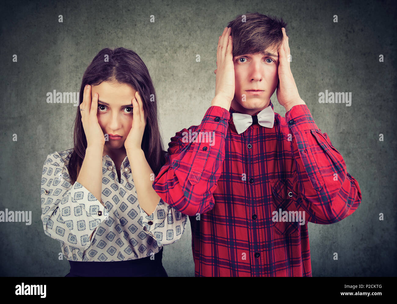 Giovane uomo e donna in malintesi cercando sconvolto e avente in conflitto Foto Stock