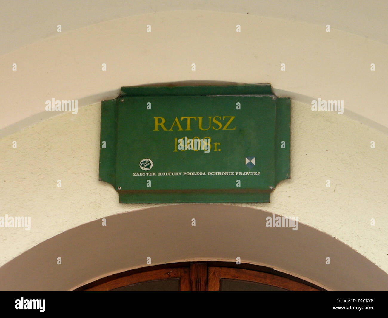 . Inglese: pannelli informativi che Wejherowo Town Hall è un edificio storico. Polski: Tablica informuj?ca, ?e wejherowski ratusz jest zabytkiem. 12 aprile 2010. 26 sconosciuto Information board che Wejherowo Town Hall è un edificio storico Foto Stock