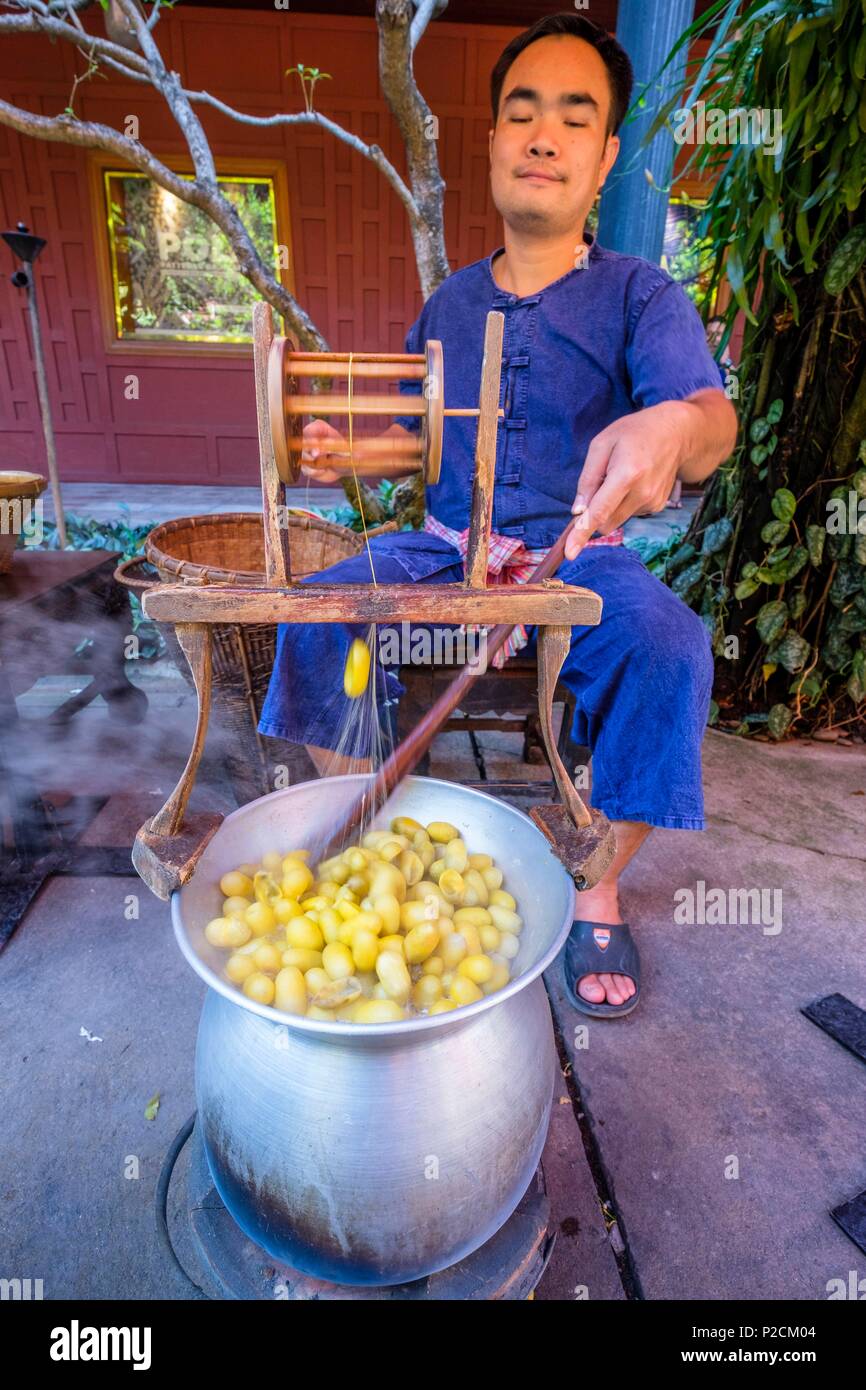 Thailandia, Bangkok, Pathum distretto Wan, Jim Thompson casa costruita negli anni Cinquanta da parte dell'imprenditore e avventuriero americano Jim Thompson, che aveva l'ambizione di ravvivare la seta Thailandese industria, è ora un museo, filatura della seta di dimostrazione Foto Stock