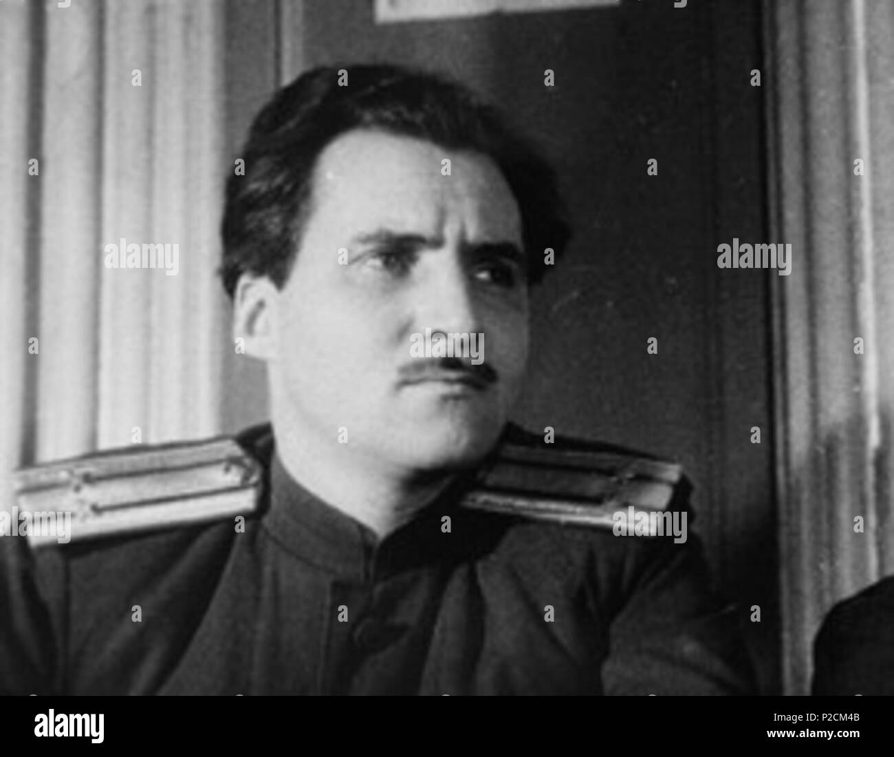 . Inglese: Konstantin Michailowitsch Simonow a una delle sessioni di Kharkov trial di tedesco i criminali di guerra. Kharkov 1943 raffigurata persona: Konstantin Simonov Mikhailovich (Età: 28) . Dicembre 1943. G. Kapustyanskiy 29 Konstantin Michailowitsch Simonow 1943 Foto Stock