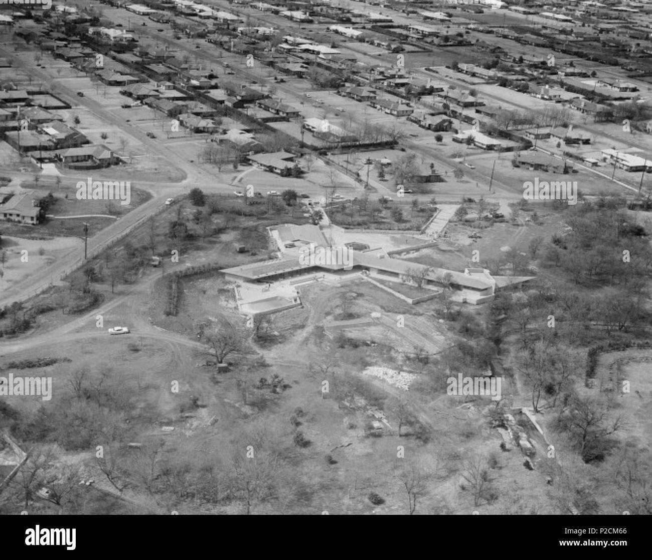 . Titolo: [vista aerea di Giovanni Gillin's house progettata da Frank Lloyd Wright] Creatore: Richie, Robert Yarnall (1908-1984) Data: Ottobre 3, 1957 parte del: Robert Yarnall Richie fotografie Descrizione fisica: 1 negativo: film; 12.4 x 17.6 cm. File: ag1982 0234 4523] 4 lontano opt.jpg diritti: si prega di citare il Southern Methodist University, Università Centrale Librerie Libreria di DeGolyer quando si utilizza questo file immagine. Una elevata qualità di versione di questo file può essere ottenuto per un canone contattando degolyer@smu.edu. Per ulteriori informazioni, vedere: Vista digitalcollections.smu.edu/u?/ryr,104 Robert Yarnall Richie Phot Foto Stock