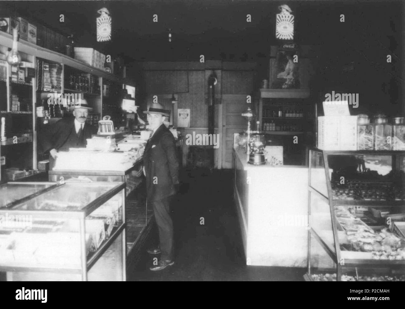 . Inglese: Thyng di dolciumi. Immagini storiche di Beaverton, Oregon. . Fotografo sconosciuto 63 Thyng's dolciumi (Beaverton, Oregon Galleria foto storiche) (112) Foto Stock
