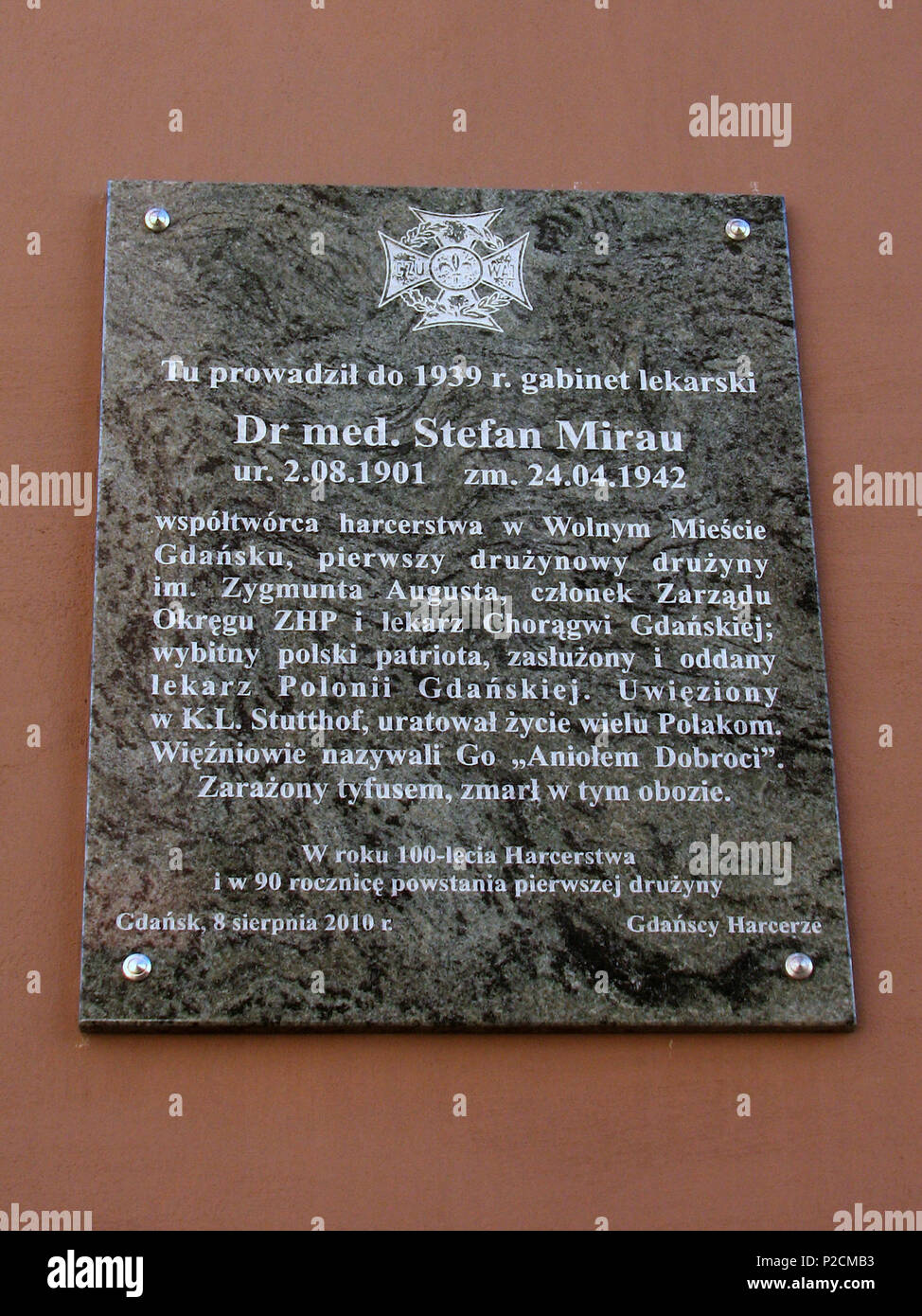 . Inglese: lapide che ricorda Stefan Mirau, M.D. sul suo ex medico dell'ufficio. Co-organizzatore di scout polacchi nella città libera di Danzica. Ucciso in un campo di concentramento Stuthoff. Polski: Tablica upami?tniaj?ca doktora medycyny Stefana Miraua na ?cianie jego dawne gabinetu lekarskiego. Wspó?twórc? Harcerstwa polskiego w Wolnym Mie?cie Gda?sku. Poleg?ego w obozie koncentracyjnym Stuthoff. Il 10 aprile 2011. Scout di Gda?sk 41 lapide che ricorda Stefan Mirau, M.D. sul suo ex medico dell'ufficio Foto Stock
