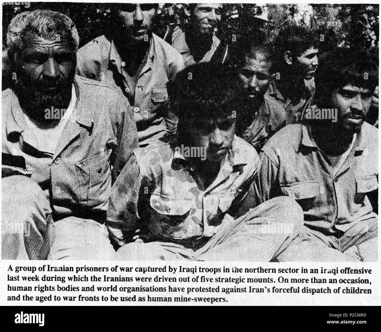 . Inglese: un gruppo di detenuti iraniani (prigionieri di guerra) di guerra catturato da truppe irachene nel settore nord in un iracheno offensiva ultima settimana (tra il IX ed il XIV del giugno 1988) durante il quale gli iraniani erano diven dei cinque montaggi strategici. Il 17 giugno 1988. Iraqi News Agency 61 TBO-4-POVs-17061988 Foto Stock