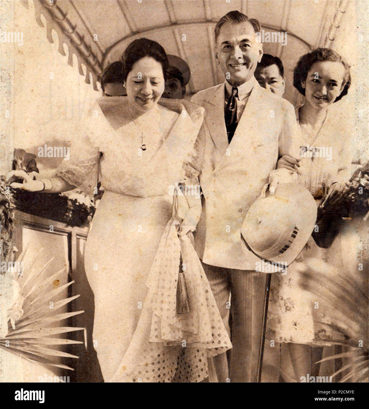 . Inglese: Luglio 17, 1938: presidente Manuel L. Quezon, con la sua prima donna Aurora Aragona e la figlia Maria Aurora "Baby" Quezon, tornando nelle Filippine da un viaggio in Cina e Giappone . 15 Agosto 2012 15:41:41. Malacañang Palace archivi 43 presidente Manuel L. Quezon con Aurora e Baby Quezon in 1938 Foto Stock