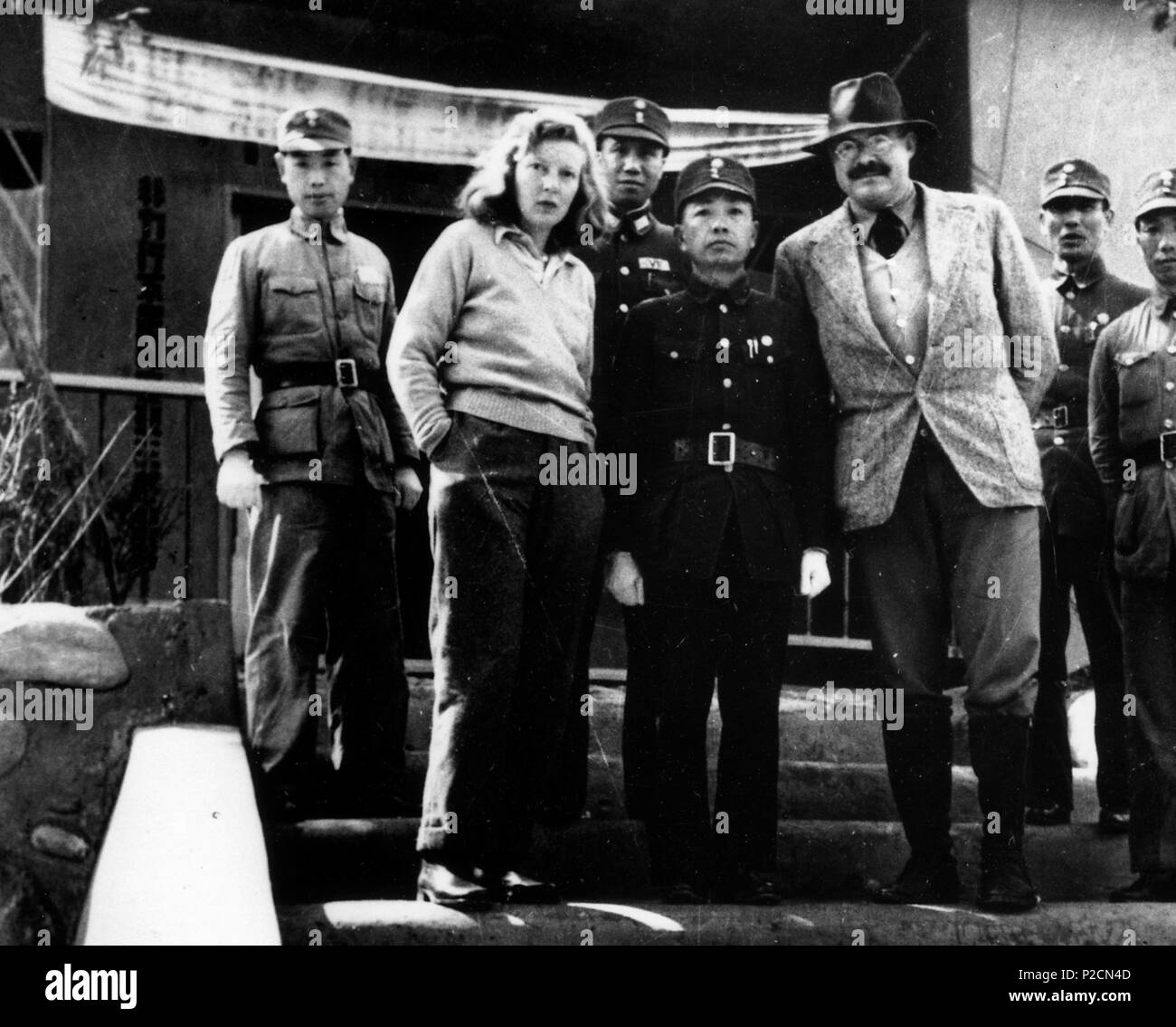 . Inglese: Martha Gellhorn e Ernest Hemingway con Il cinese non identificato ufficiali militari Chungking (Chongqing), Cina, 1941. Ernest Hemingway fotografia raccolta, John F. Kennedy Presidential Library and Museum di Boston. 1941. Fotografo sconosciuto 22 Gellhorn Hemingway 1941 Foto Stock