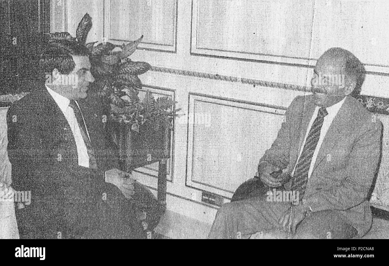 . Il presidente tunisino Zine el Abidine Ben Ali (a sinistra) con il Vice primo ministro iracheno Taha Yasin Ramadan (destra) . 1 gennaio 1989. Iraqi News Agency (INA) 7 Ben Ali con Taha Yassin Ramadan 1988 Foto Stock