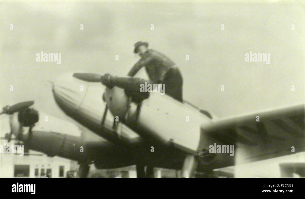 . Inglese: George Yates e il suo Bi-motore. Immagini storiche di Beaverton, Oregon. . Fotografo sconosciuto 22 George Yates e il suo Bi-motore (Beaverton, Oregon Galleria foto storiche) (15) Foto Stock