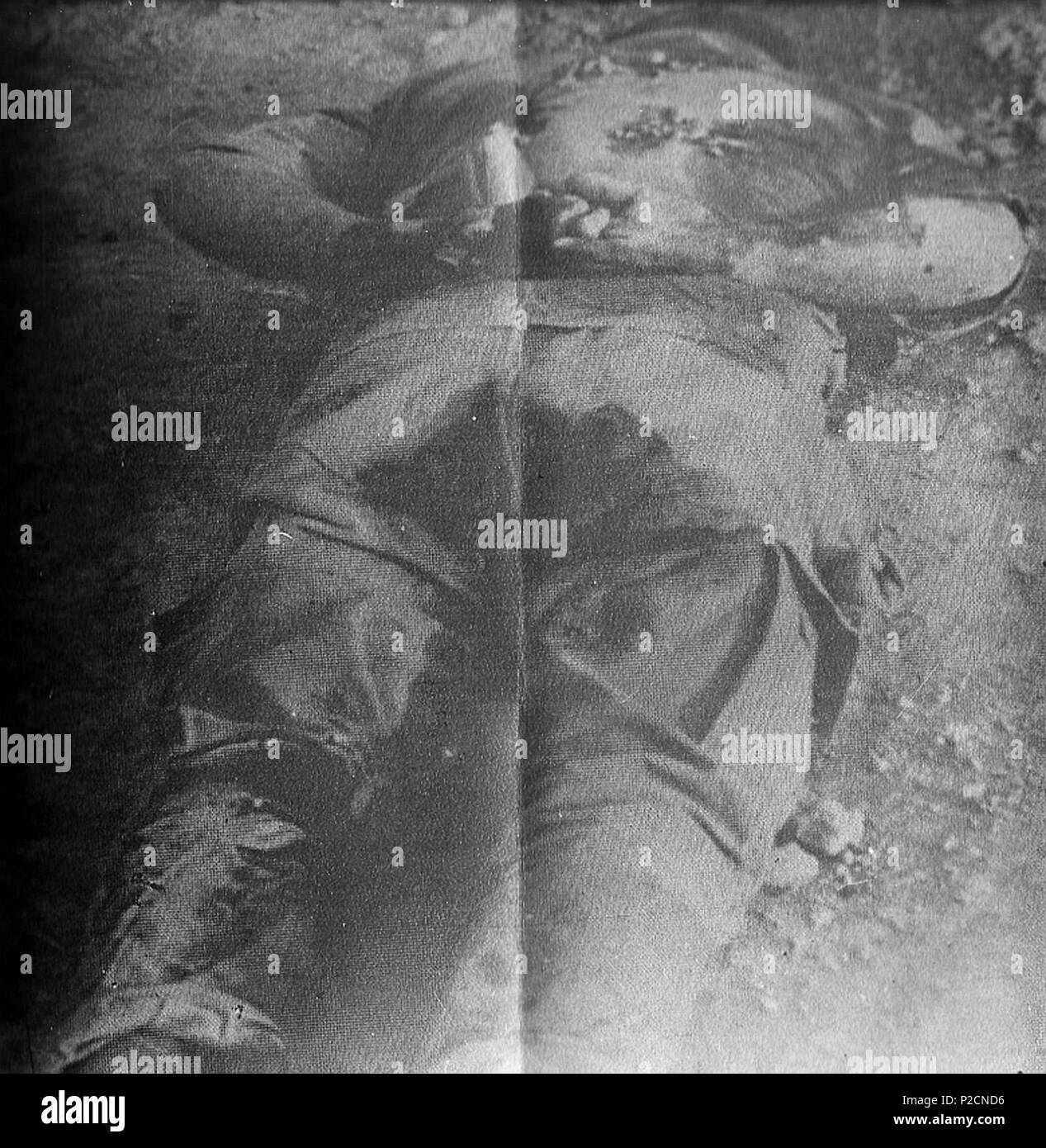 . Inglese: Secondo il Ministero iracheno della Cultura e dell'informazione, Questa foto mostra un prigioniero di guerra iracheno che è stato ucciso da soldati iraniani dopo aver conquistato il governo iracheno Majnoon olio sul campo 10 di ottobre 1984. Il corpo è stato trovato quando le truppe irachene riguadagnato le posizioni caduto due anni più tardi. Il 10 settembre 1986. Iraqi News Agency 36 iracheni assassinati POW 1 Foto Stock