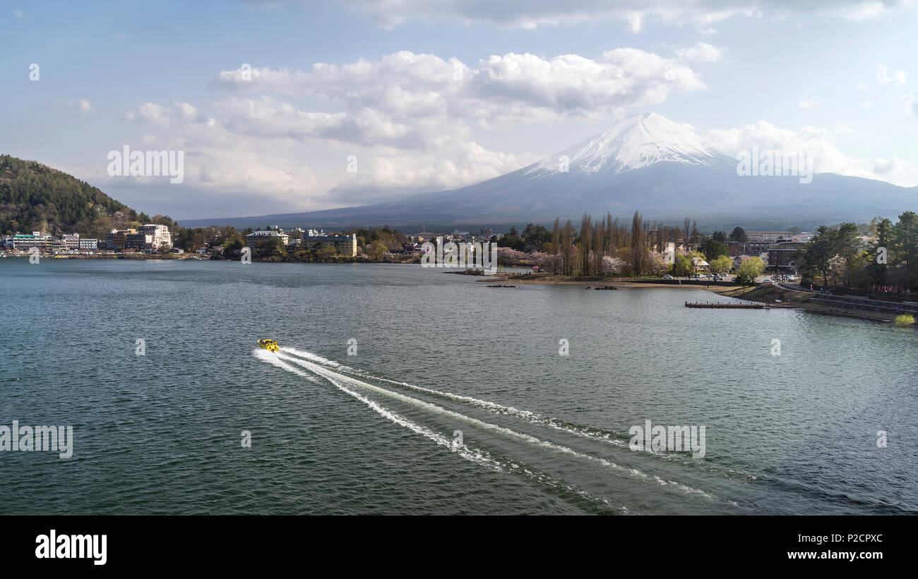 Il motoscafo attraversa il Lago Kawaguchi con il Monte Fuji in background, Prefettura di Yamanashi, Giappone Foto Stock