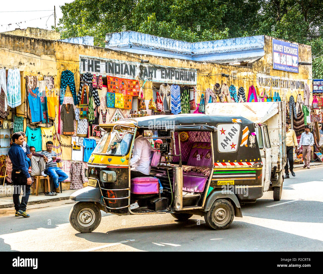 India Abbigliamento Market Store e trafficata strada n Jaipur, India Foto Stock
