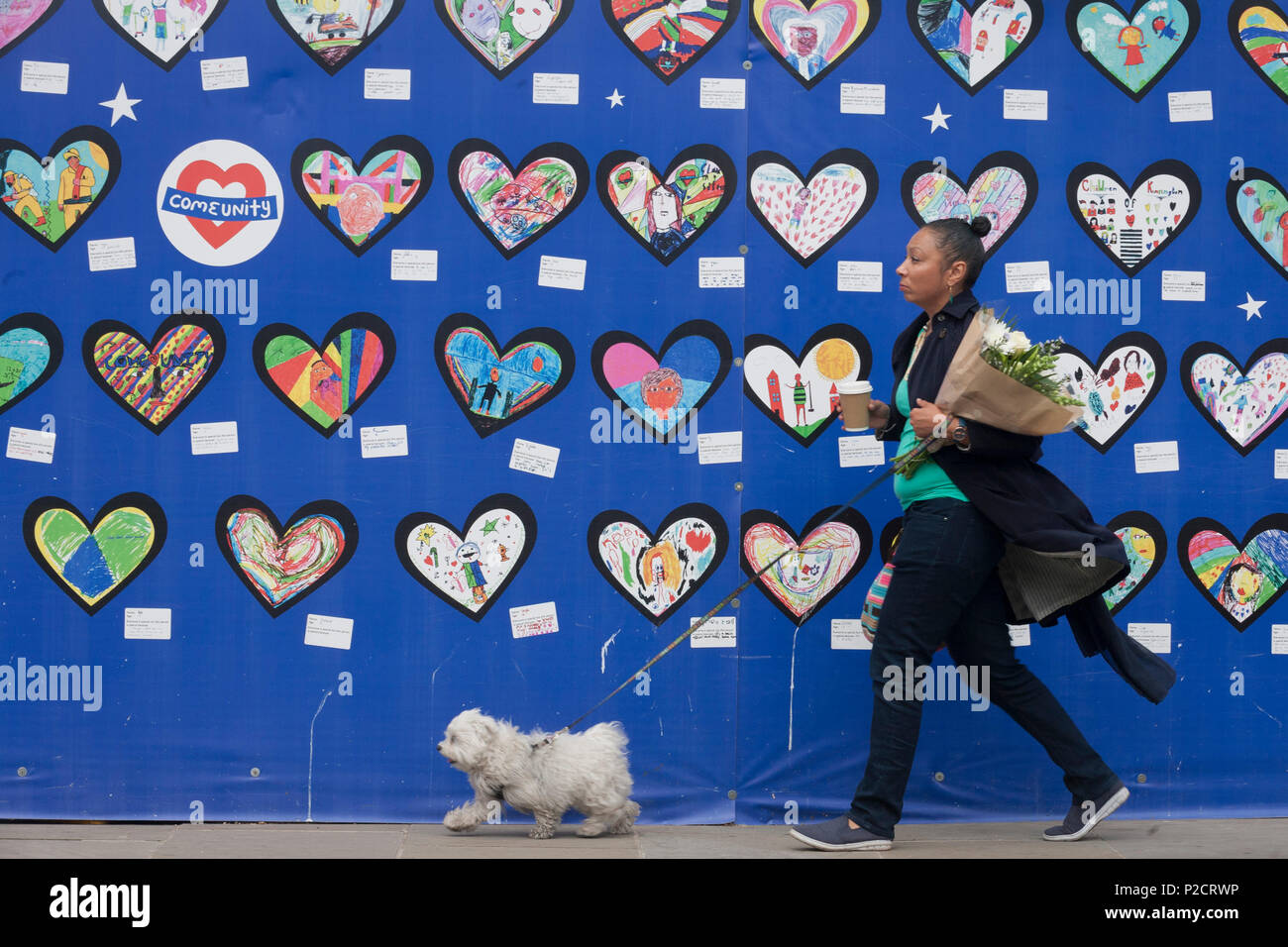 I residenti locali sul primo anniversario della Grenfell a torre disastro dove gli scolari locali hanno attirato la foto e messaggi, il 14 giugno 2018, a Londra, in Inghilterra. 72 persone morirono quando la torre nel quartiere di Kensington e Chelsea sono stati uccisi in quello che è stato definito il più grande fuoco siccome WW2. Il 24 piani Grenfell a torre dell'edilizia pubblica appartamenti nel Nord di Kensington, West London, Regno Unito. Essa ha causato 72 morti, fuori delle 293 persone nella costruzione, compresi 2 che è scappato e morto in ospedale. Oltre settanta feriti e lasciati traumatizzati. Una 72-seconda national sile Foto Stock