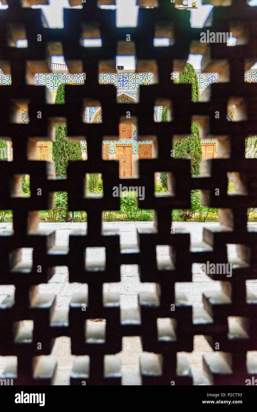 Vista del giardino attraverso la finestra nel territorio della Moschea Shah o Imam moschea. Isfahan. Iran Foto Stock