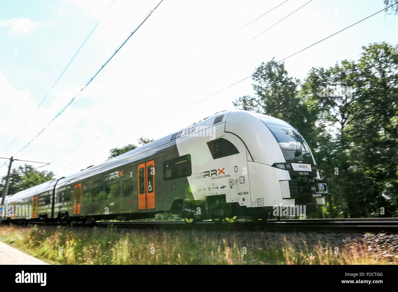 Derzeit entsteht im Siemens Werk Krefeld-Uerdingen Die neue Generation von Fahrzeugen fuer den Nahverkehr in der Rhein-Ruhr-Regione. Der Siemens Desiro HC ist eine Kombination aus Elektro-Triebzug und Doppelstockwagen. - Die Deisro HC-Triebwagen werden zukuenftig als Doppeleinheit verkehren und bieten così ueber 800 Fahrgaesten Platz. Foto Stock
