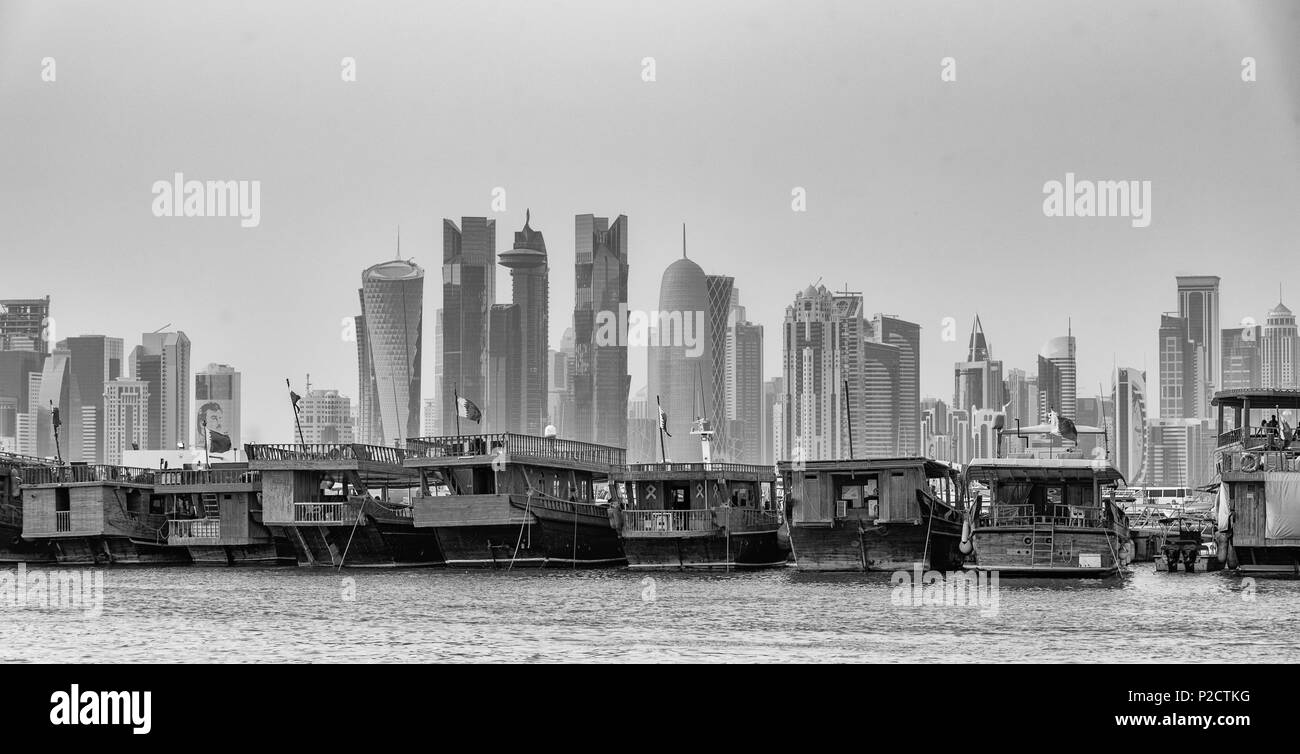 Le tradizionali barche di legno o dhows ed i grattacieli del Golfo può essere visto lungo Doha Corniche, Foto Stock