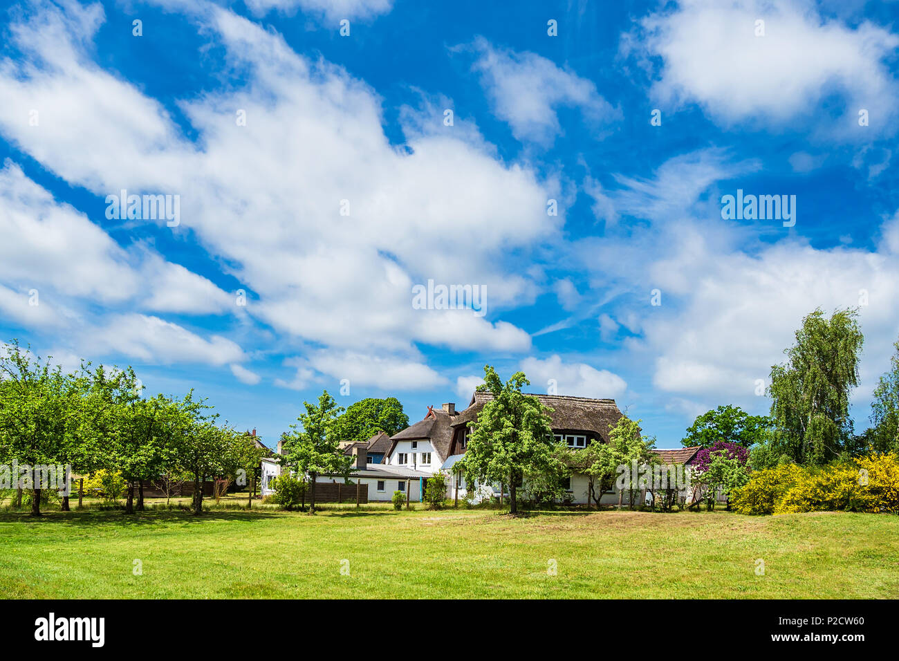 Edifici, alberi e nuvole in Wiek, Germania. Foto Stock Edifici, alberi e nuvole in Wiek, Germania. Foto Stock