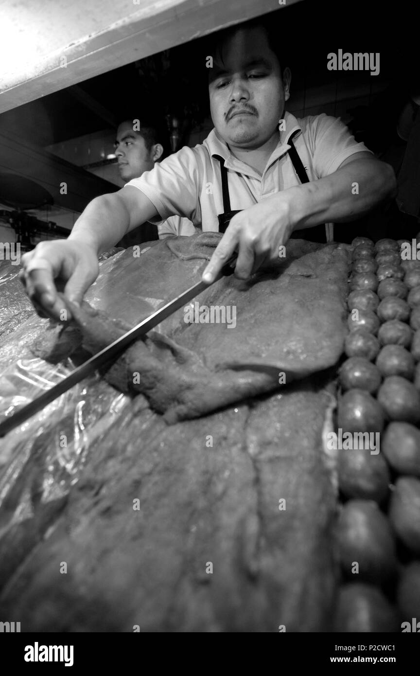 Messico, Stato di Oaxaca, Oaxaca, grigliate di carne venditore sul mercato Foto Stock