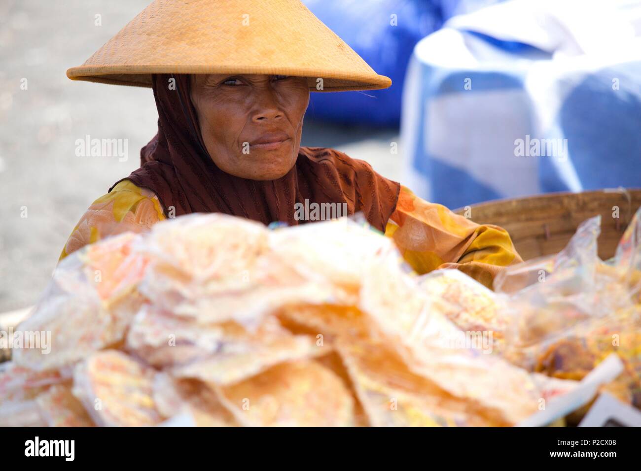 Indonesia, Java, Java Centrale, Yogyakarta, fornitore di gamberetti chip sulla spiaggia di Depok Foto Stock