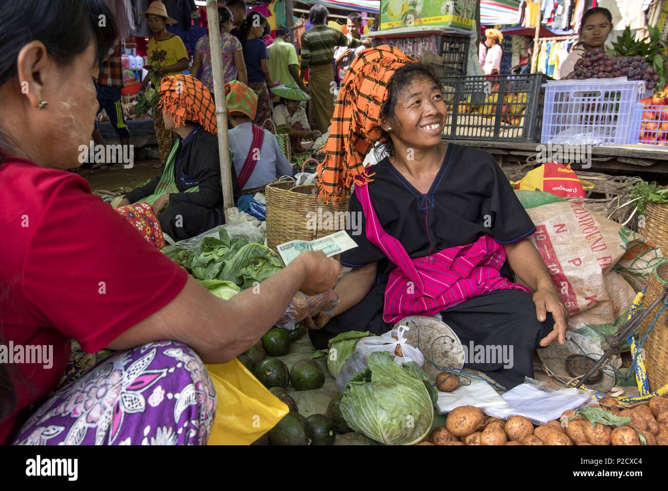 Myanmar, Stato Shan, Taunggyi distretto, Lago Inle, giorno di mercato a Phaung Daw Oo, Pao tribali Foto Stock