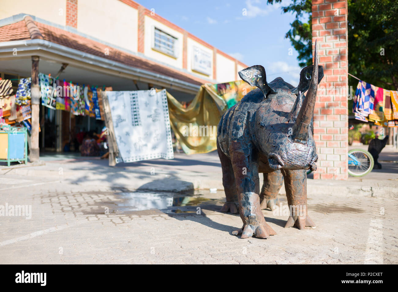 Rhino scultura in vendita presso il negozio sul ciglio della strada, Livingstone, Zambia. Foto Stock