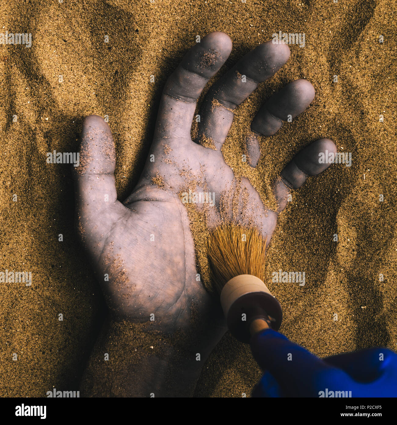 Esperto legale alla scoperta di corpo morto sepolto nel deserto di sabbia. Immagine concettuale per indagini di polizia di un caso freddo assassinio della scena del crimine. Foto Stock