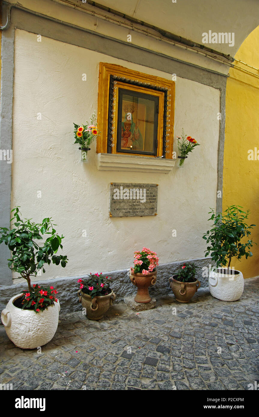 Una vecchia immagine religiosa (Santa Maria) in una strada di Formia (Italia) Foto Stock