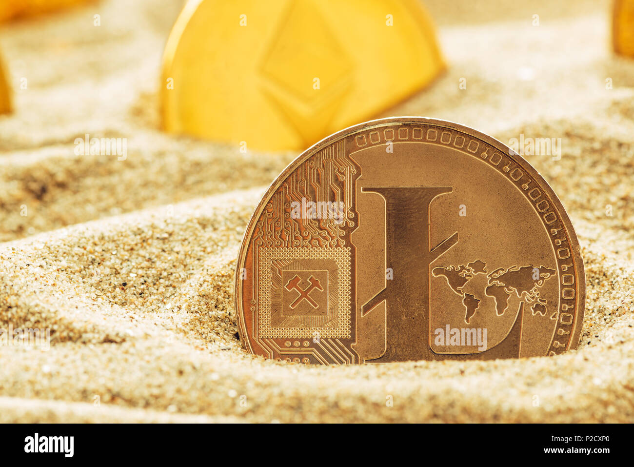 Argento Litecoin coin in sabbia, immagine concettuale per oggetti smarriti e ritrovati cryptocurrency preziose monete che sono in piedi la prova di tempo. Foto Stock