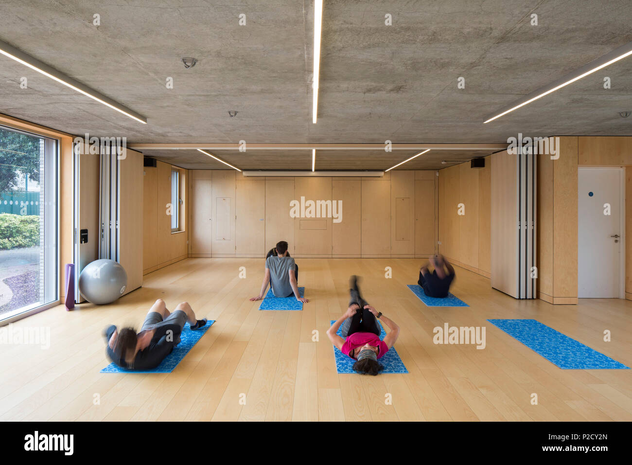 Vista interna del multi funzione hall. Canoa Lago tempo libero Tennis Pavilion, Southsea, Regno Unito. Architetto: PAD Studio, 2017. Foto Stock