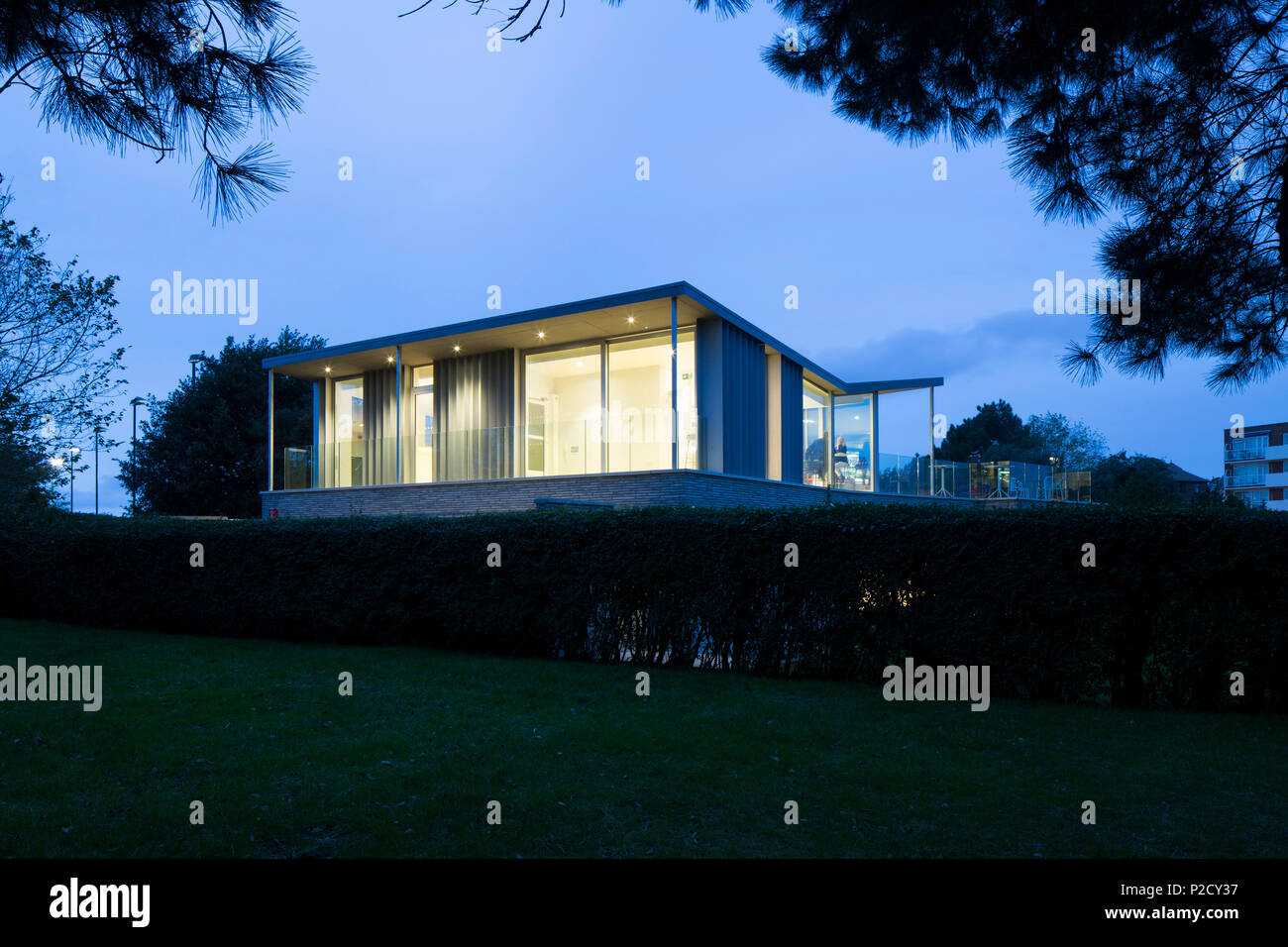 Facciata nord al crepuscolo. Canoa Lago tempo libero Tennis Pavilion, Southsea, Regno Unito. Architetto: PAD Studio, 2017. Foto Stock