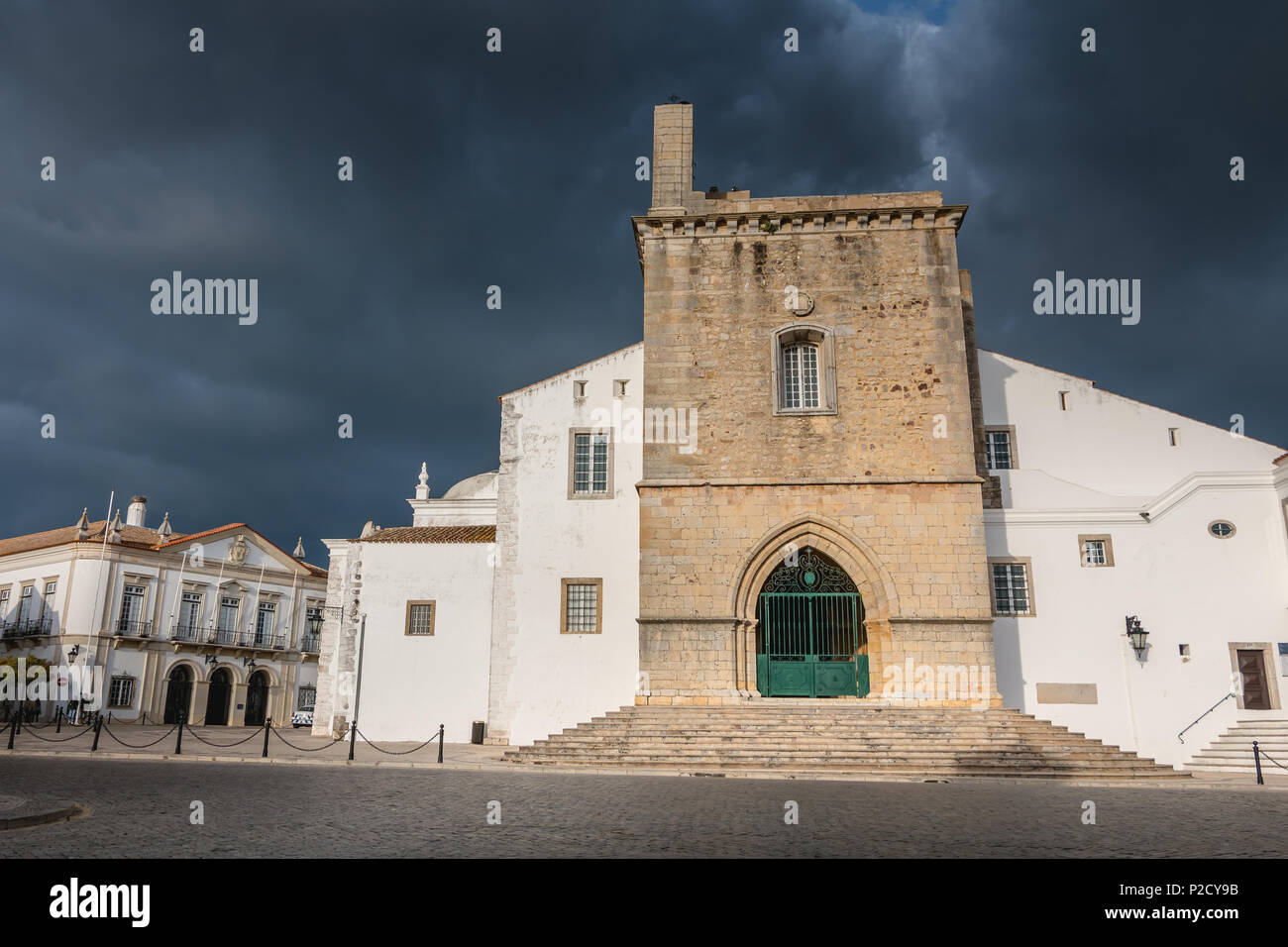 Faro, Portogallo - 01 May 2018: dettagli architettonici della Cattedrale di Faro in un giorno di primavera Foto Stock