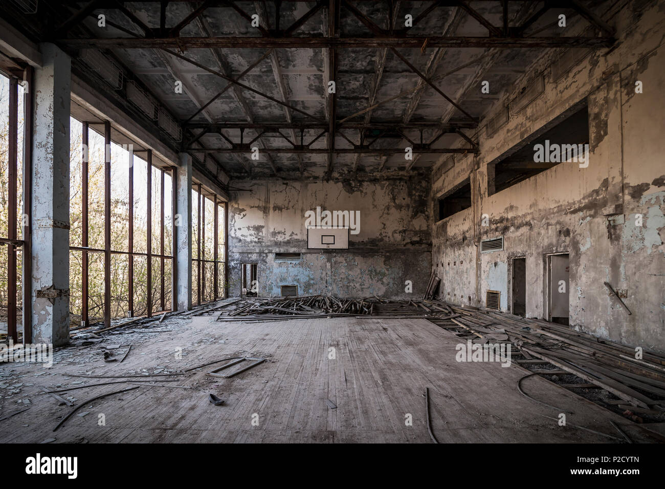 Abbandonato da pallacanestro in pripjat - la centrale nucleare di Cernobyl la zona di alienazione Foto Stock