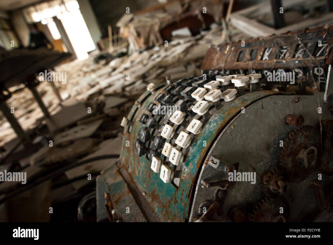 Vecchio arrugginito registratore di cassa sul pavimento di un magazzino abbandonato in pripjat - la centrale nucleare di Cernobyl la zona di alienazione Foto Stock