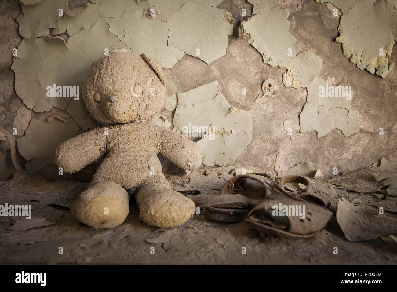Vecchio Orsacchiotto bianco in un asilo nido abbandonati in pripjat - la centrale nucleare di Cernobyl la zona di alienazione Foto Stock