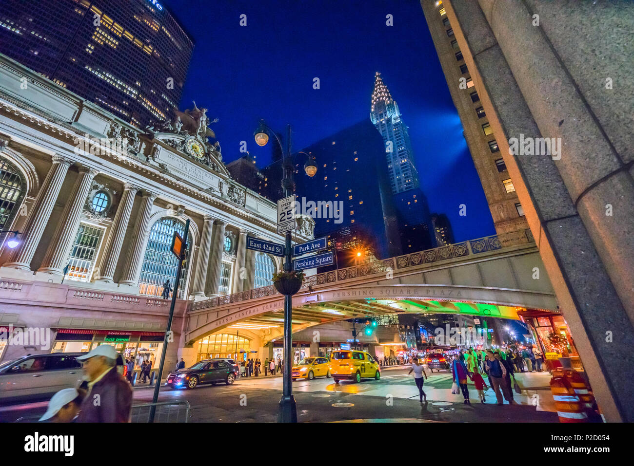 Vista spettacolare del Grand Central Terminal e Chrysler Building di notte a Manhattan, New York City Foto Stock