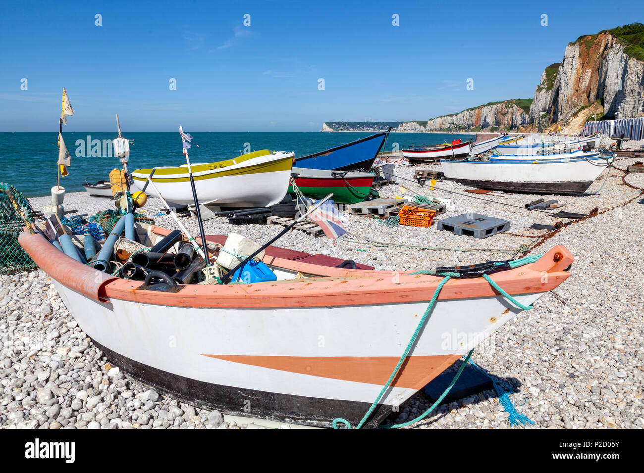 Fischerboote am Strand von Yport, Normandie, Frankreich Foto Stock