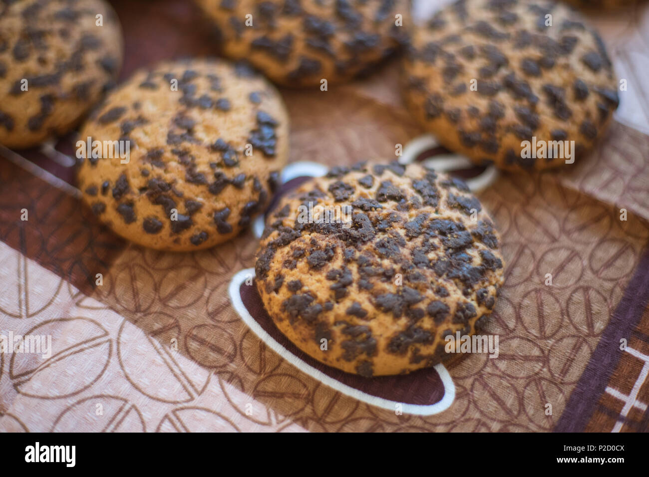 Farina di avena cookies cosparso con bit di cioccolato Foto Stock