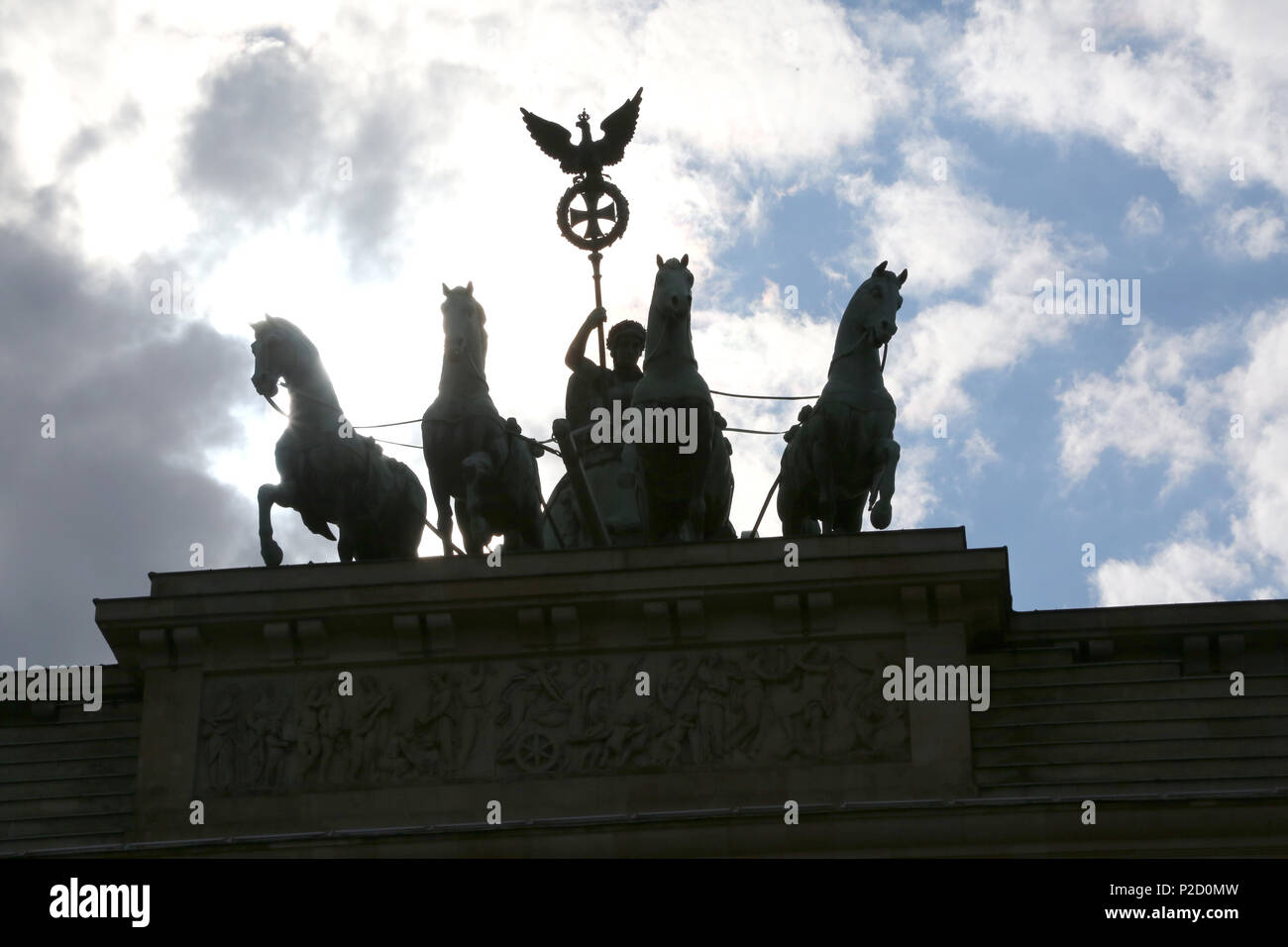 Berlino Germania Porta di Brandeburgo retroilluminata con le sagome dei cavalli e l'aquila con ali aperte Foto Stock