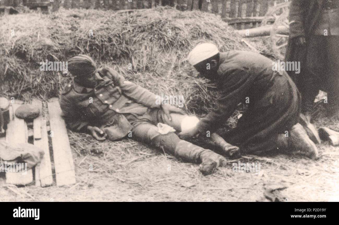 40 Partizanski bolničar previja ranjenog Nemca na Sremskom frontu Foto Stock
