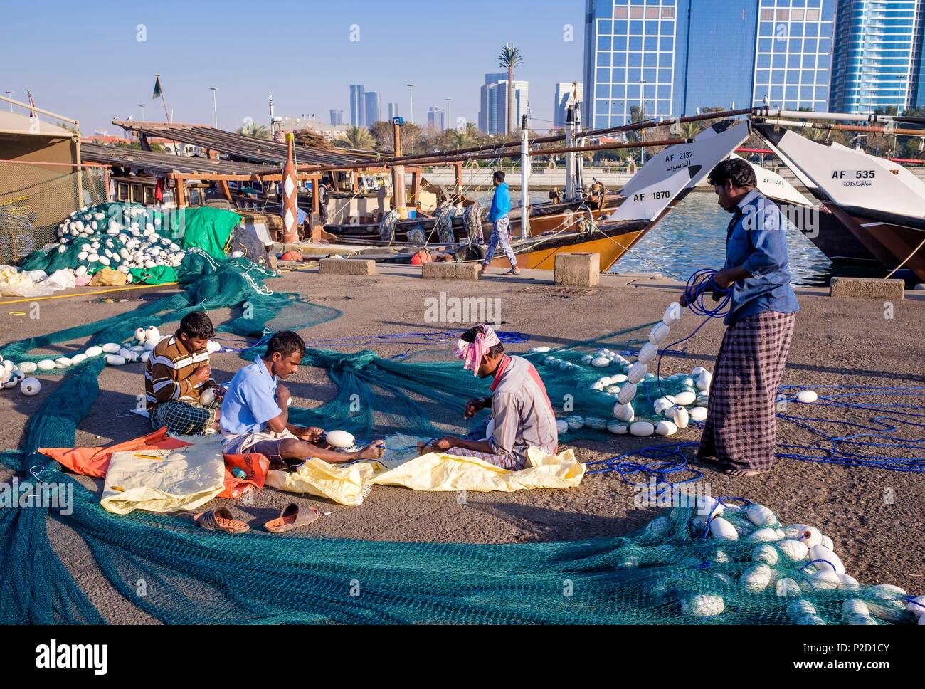 Emirati Arabi Uniti, Abu Dhabi, Al Mina district, il porto di pesca Foto Stock