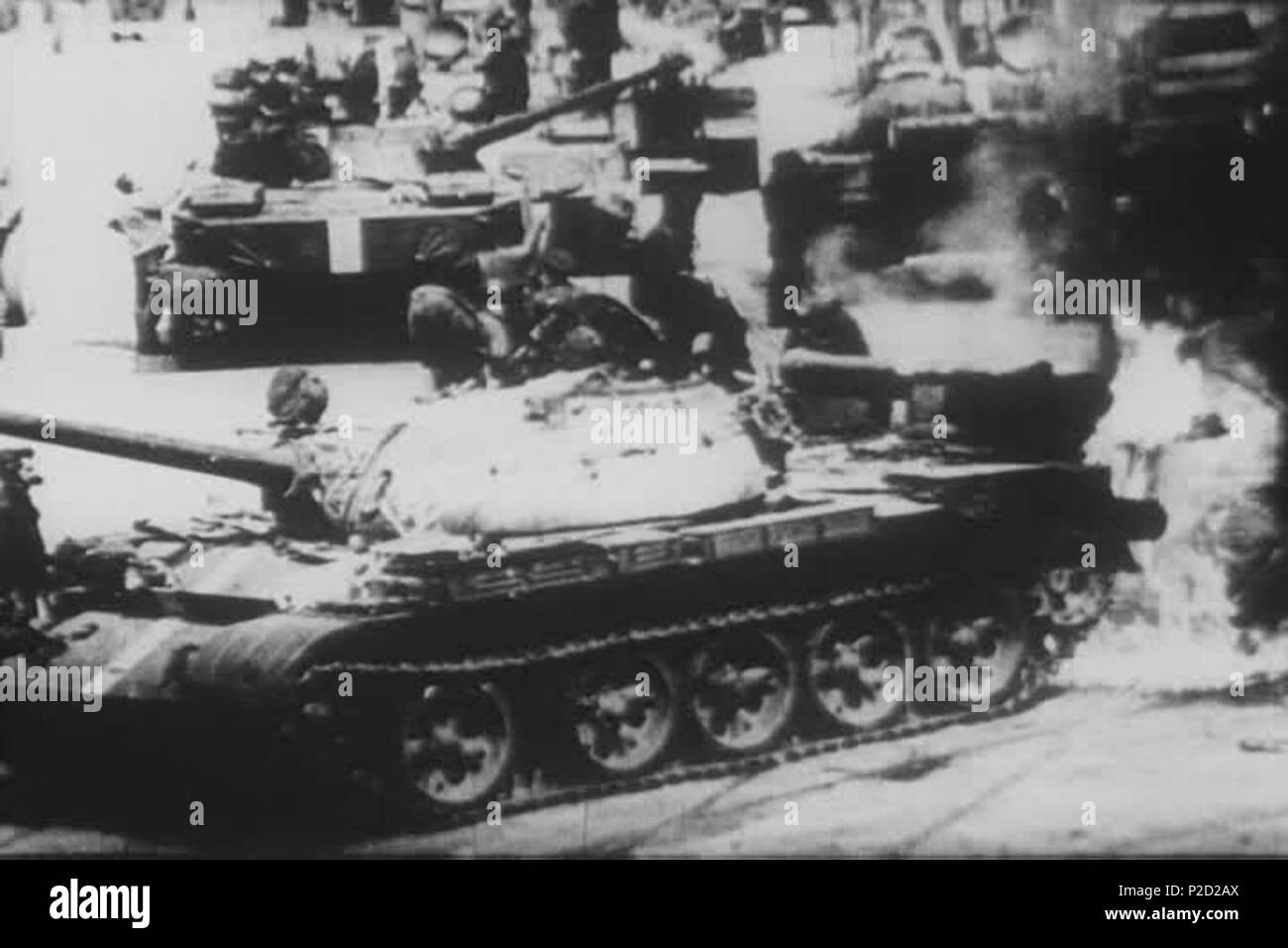 . ?Eština: Ho?ící sov?serbatoio tský inglese: serbatoio sovietico sul fuoco . Il 21 agosto 1968. Archivi Nazionali (archive.org) 1 (Srpen68)Horici sovetsky serbatoio Foto Stock