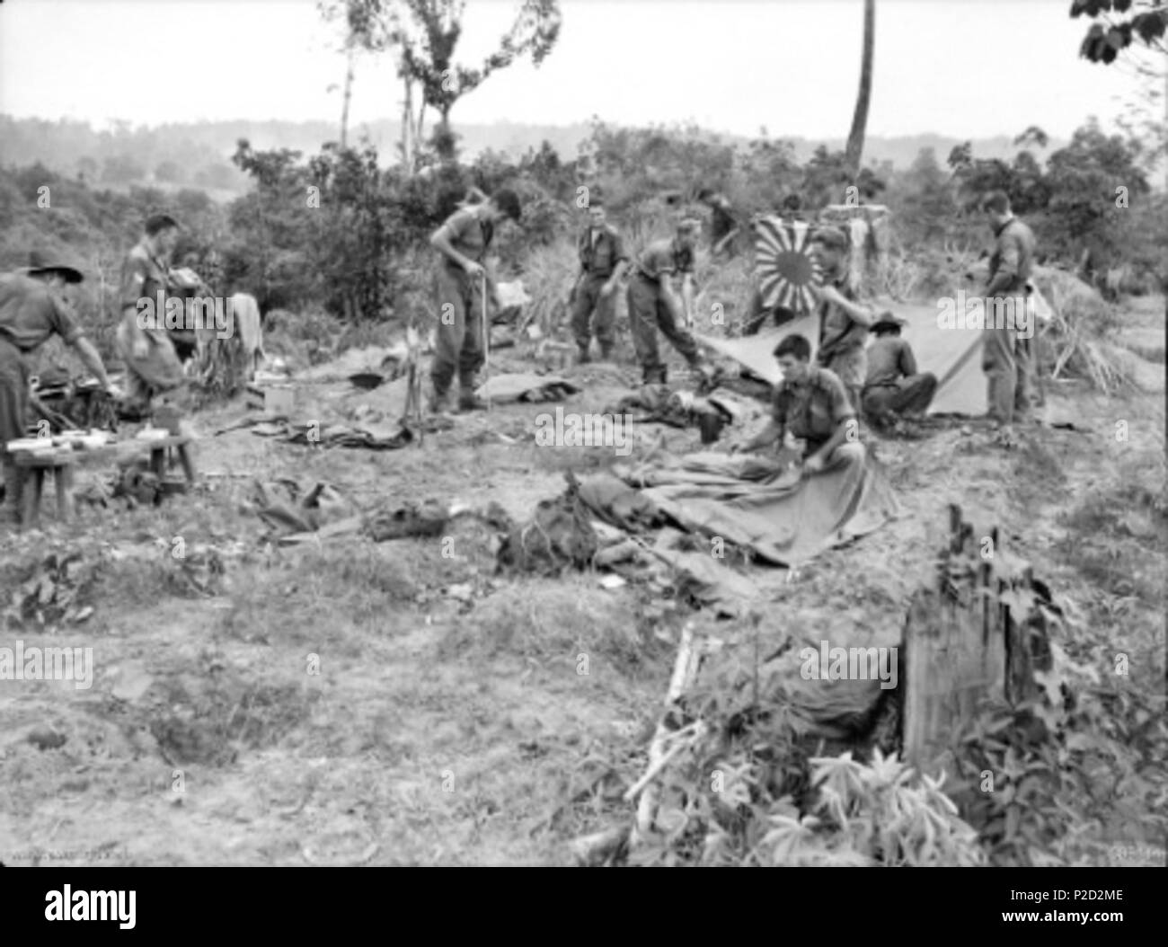 . Inglese: Membri della C Company, 2/48th australiano battaglione di fanteria, AIF, scavando nel difendere una sezione di Collins cresta sopra Collins autostrada, Tarakan. Il 5 maggio 1945. Robert Eric Donaldson 2 2-48 miliardi di scavare in Collins Ridge Tarakan Foto Stock