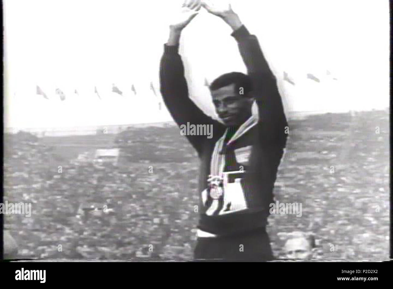 . Inglese: Abebe Bikila con oro medaglia olimpica su 1964 Olimpiadi di estate a Tokyo . 1964. Universal Studios 2 Abebe Bikila Olimpiadi 1964 Foto Stock