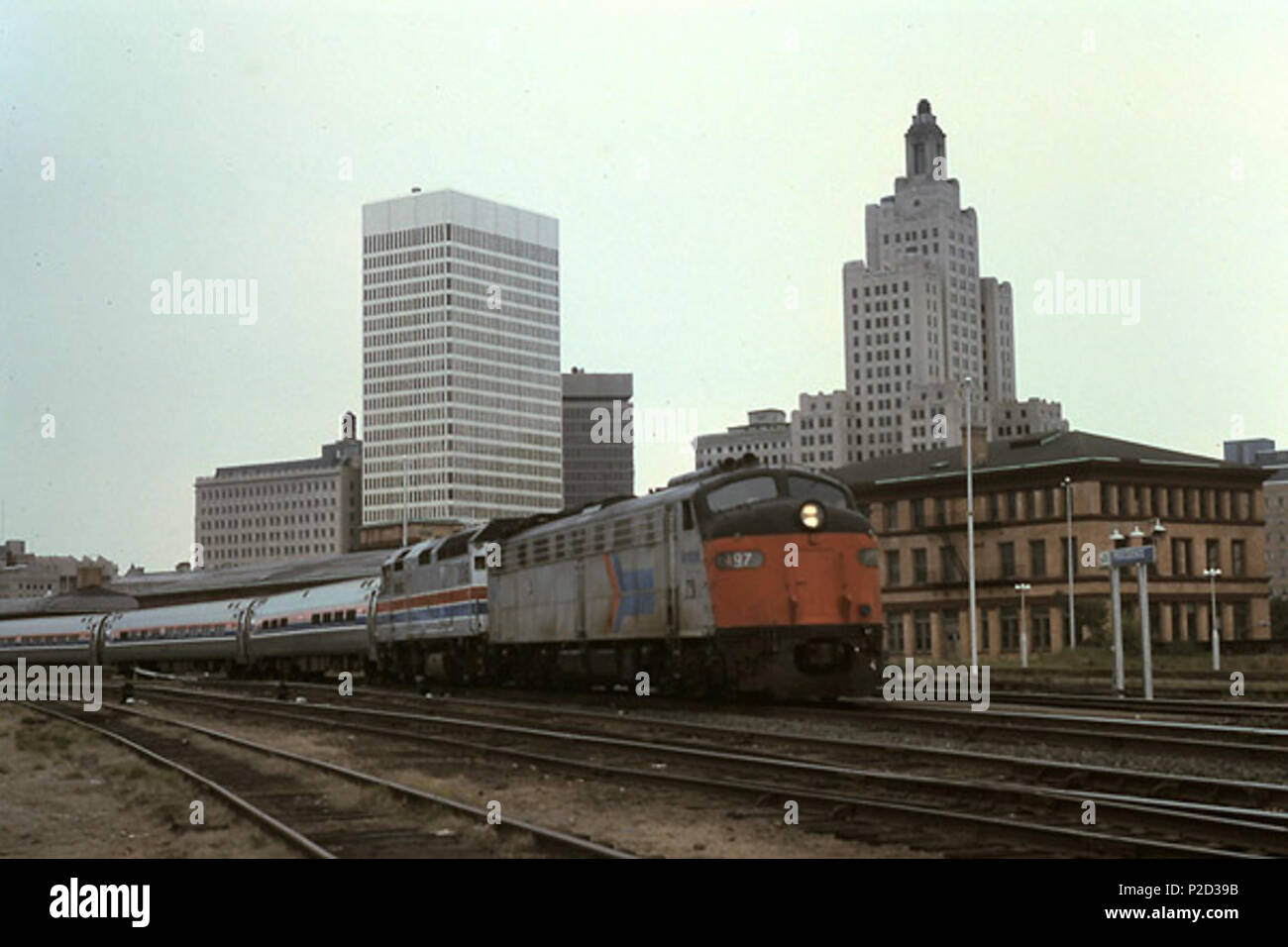 . Inglese: un treno Amtrak a Providence Union Station nel 1978. Il motore di piombo è un ex-Penn Central E8A, o #497 prima che essa era stata rinumerata come #305 o #297 post-rinumerazione . Giugno 1978. Hikki Nagasaki 4 treno Amtrak a Providence, Giugno 1978 Foto Stock