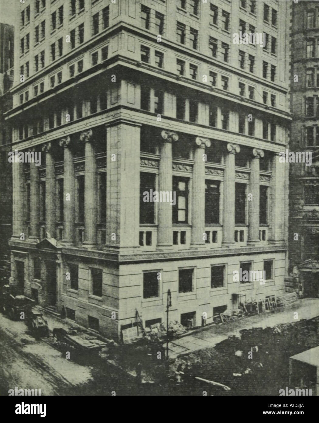 . Deutsch: Bankers Trust Building, New York, 14 Wall Street; Ansicht des unteren Gebäudeteils, Aufnahme um 1912 Inglese: Bankers Trust Company Building, New York, 14 Wall Street, vista della parte inferiore dell'edificio, circa 1912 . prima del 9 agosto 1912. Sconosciuto (Il fotografo non è menzionato nella sorgente.) 6 Bankers Trust Building unterer Teil Foto Stock