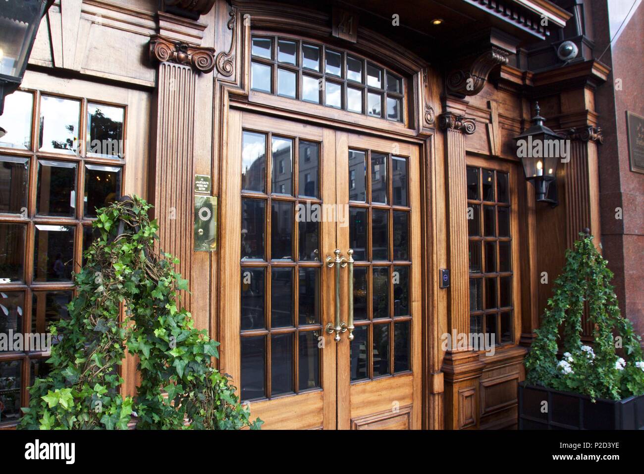 L'ingresso per un 5 stelle, hotel boutique di lusso 41 su Buckingham Palace Road,Victoria,Londra che è parte della Red Carnation Hotel Collection Foto Stock